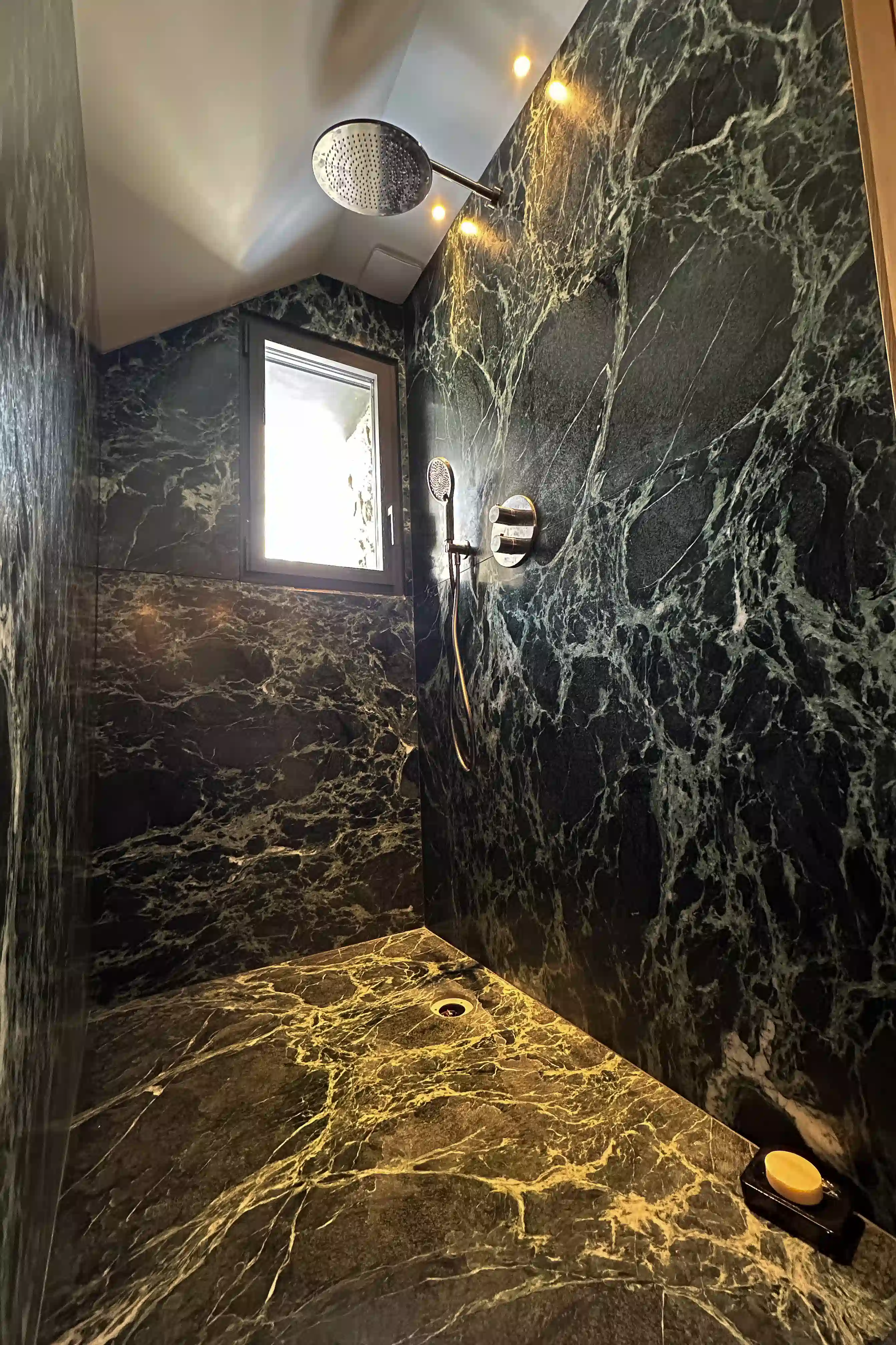 Aménagement d’une cuisine et de deux salles de bains