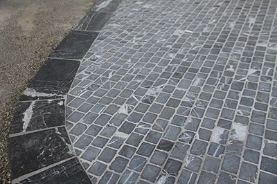 Parvis d’église et trottoirs en marbre d’Izaourt