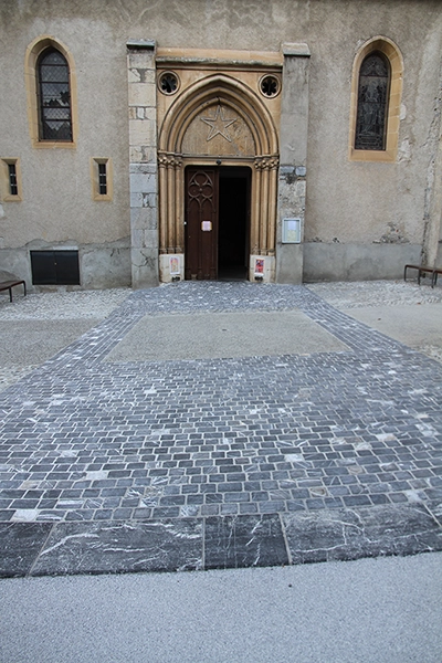 Parvis d’église et trottoirs en marbre d’Izaourt