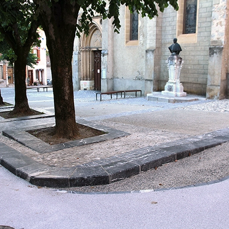 Parvis d’église et trottoirs en marbre d’Izaourt