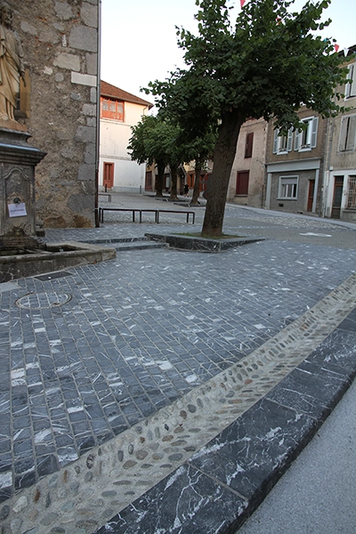 Parvis d’église et trottoirs en marbre d’Izaourt