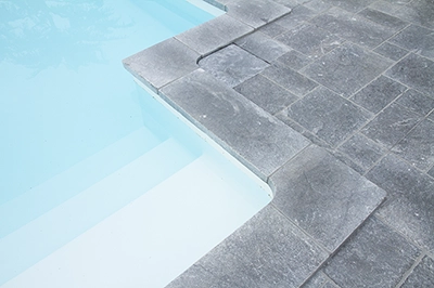 Piscine en pierre d’Arudy : Margelles de piscine + Dallage + Marches + Couvertines