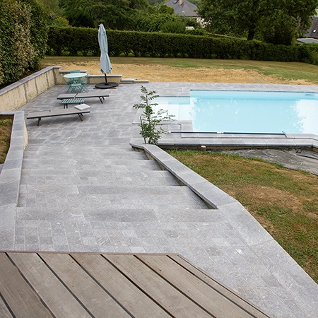 Piscine en pierre d’Arudy : Margelles de piscine + Dallage + Marches + Couvertines