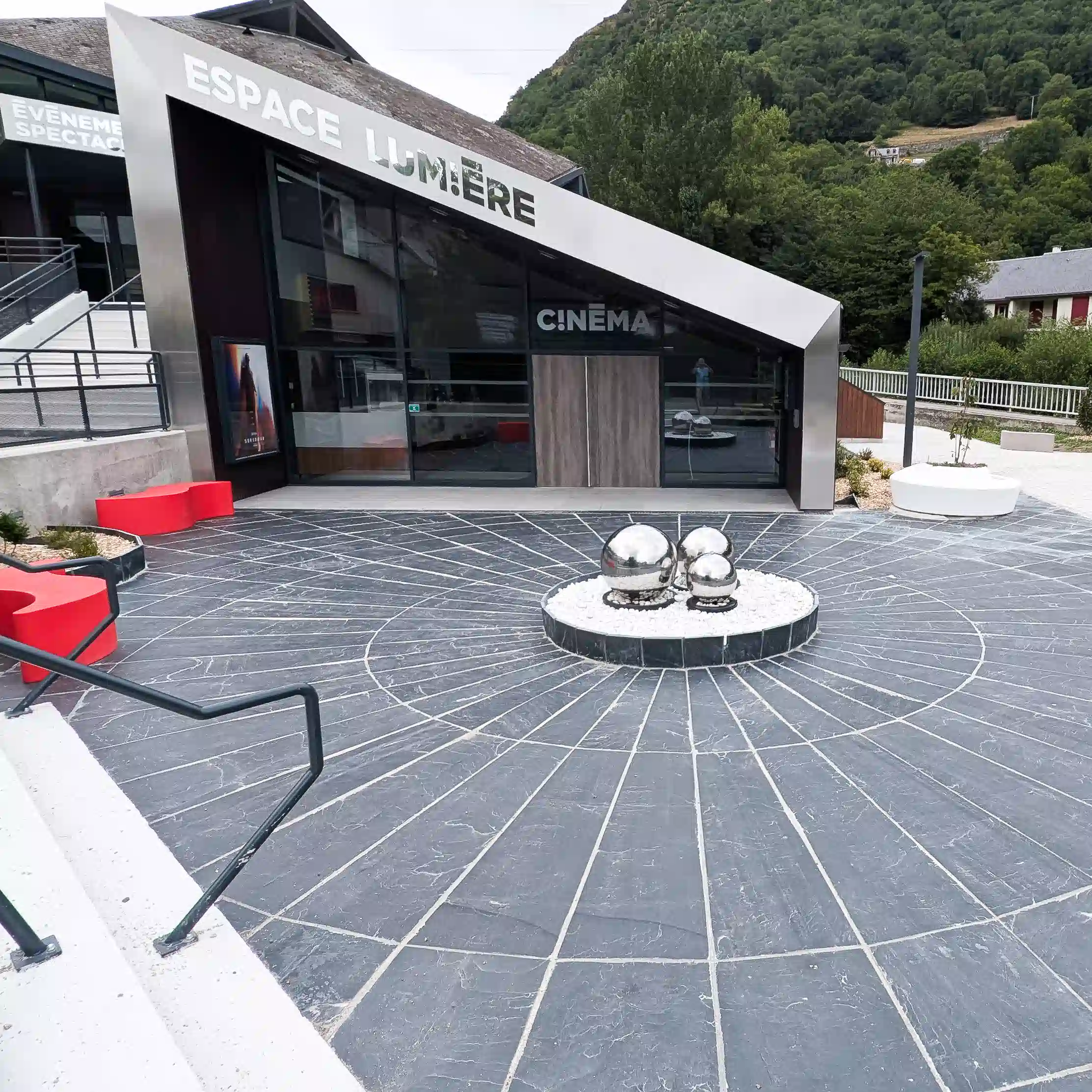 Place-lumiere-st-lary