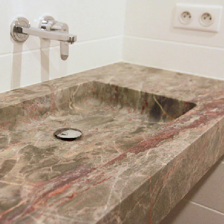 Vasque massive et ensemble douche en marbre de Sarrancolin-Beyrède