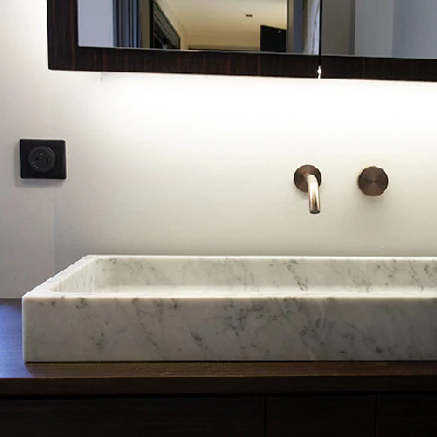 Vasque massive et ensemble douche en marbre de Carrare