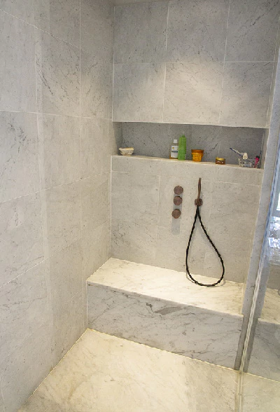 Vasque massive et ensemble douche en marbre de Carrare