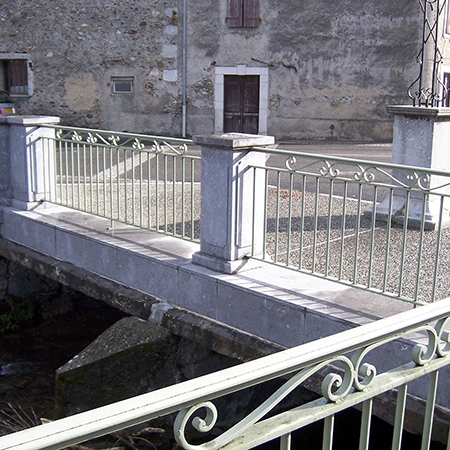 Aménagement urbain, bordures et pilier de parapet