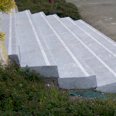 Escalier massif de parvis d’église
