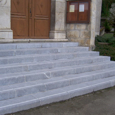 Escalier massif de parvis d’église